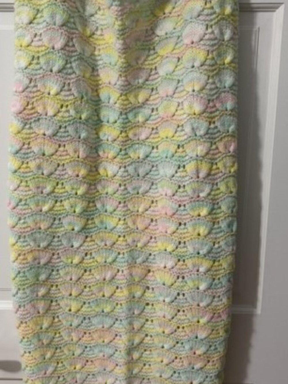 Handmade Knit Baby Blanket 31x40 Multi Pastel Good Shell Stitch Scalloped